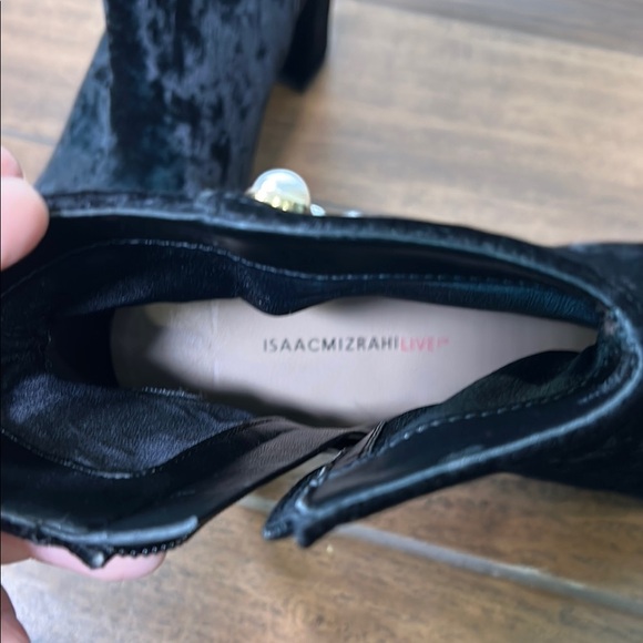 Elegant Black Velvet Ankle Boots with Pearl Detailing Isaac Mizrahi brand. 8.5 - Picture 5 of 10